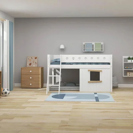 FLEXA Halvhøj seng med skrå stige & træhyttesengefronter, egetræsramme