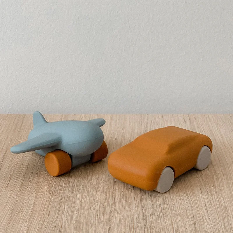 Liewood silikone bil og fly, Mustard / Sea blue mix