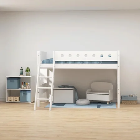 FLEXA Mellemhøj seng med skrå stige, hvid