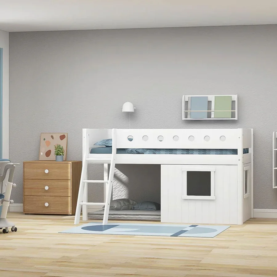 FLEXA Halvhøj seng med skrå stige & træhyttesengefronter, hvid ramme
