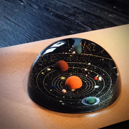 Papirvægt med solsystemet