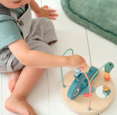 Done by Deer aktivitets labyrint, wally blue