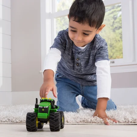John Deere traktor med monsterdæk, lys og lyd