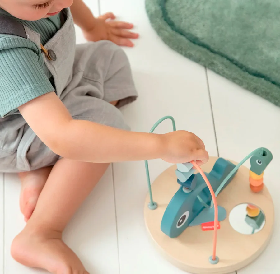 Done by Deer aktivitets labyrint, wally blue