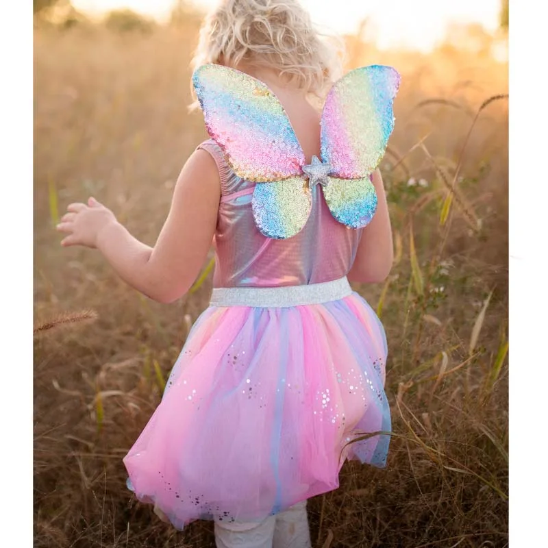 Great Pretenders Feen-Set Rainbow mit Pailettenrock, Flügeln und Zauberstab