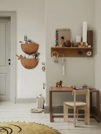 Ferm Living hylde med knager, medium - Oak