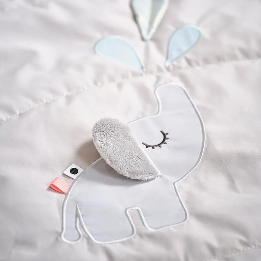 Done by Deer legetæppe, Deer friends - Sand