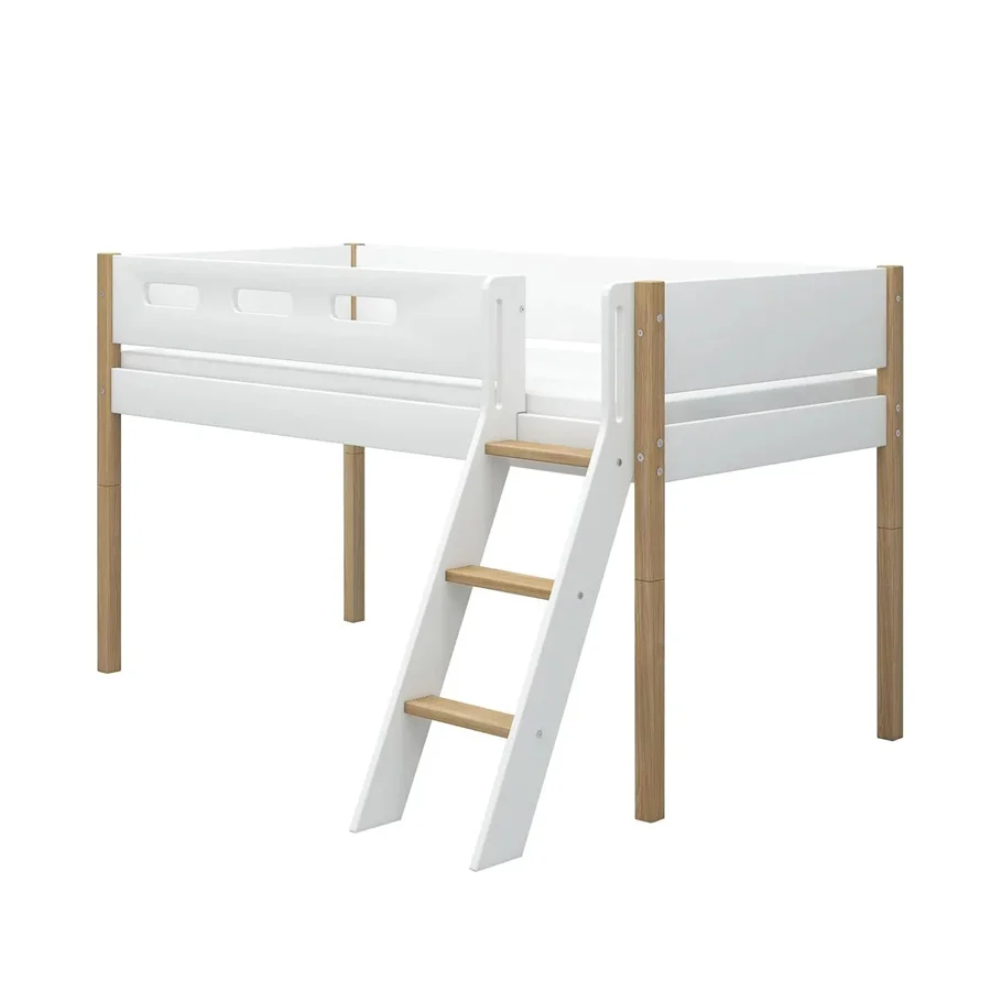 FLEXA Nor Halvhøj seng med skrå stige, hvid/eg