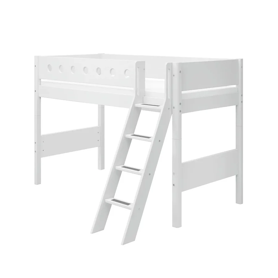 FLEXA Mellemhøj seng med skrå stige, hvid