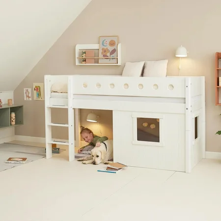 FLEXA Halvhøj seng med lige stige & træhyttesengefronter, hvid ramme