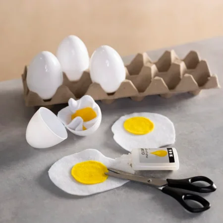 Farvede plastæg to-delt, 12 stk 4,5 cm