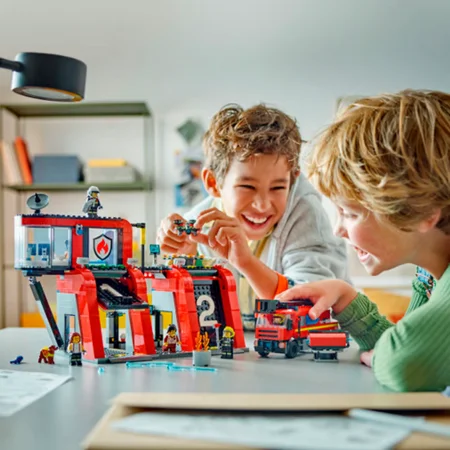 LEGO® City, Feuerwehrstation mit Drehleiterfahrzeug