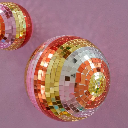 Rice mellem discokugle, pink og guld