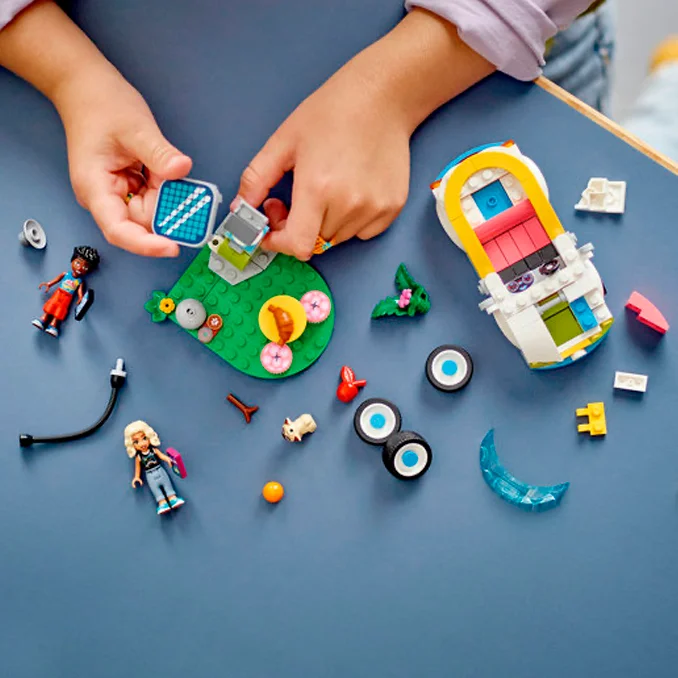 LEGO® Friends, E-Auto mit Ladestation
