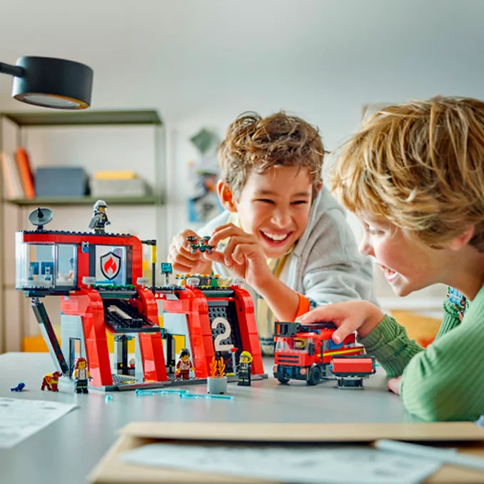 LEGO® City, Feuerwehrstation mit Drehleiterfahrzeug