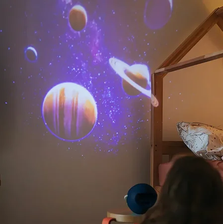 Kidywolf Projektor, Rummet