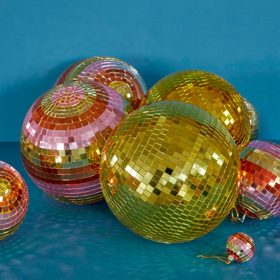 Rice mellem discokugle, pink og guld