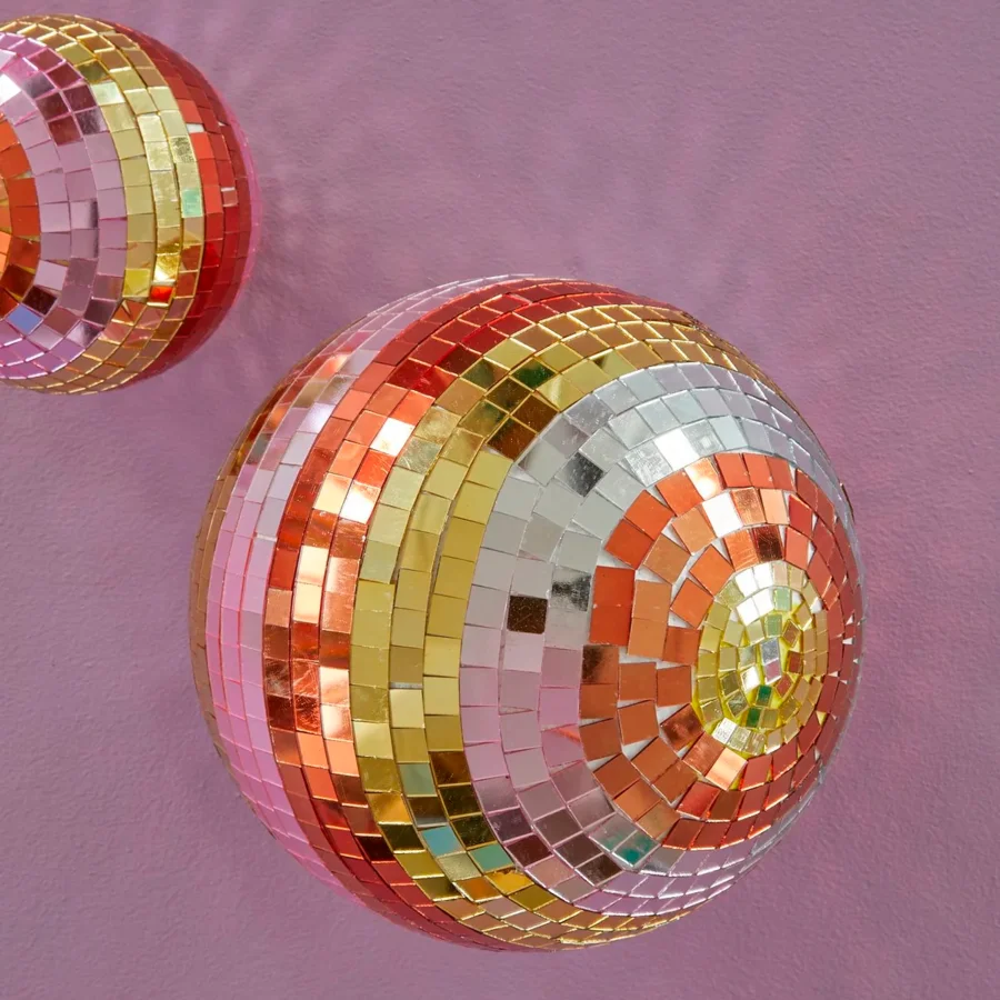 Rice mellem discokugle, pink og guld