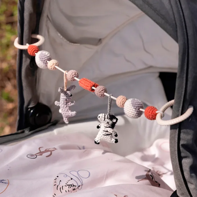 Sebra hæklet barnevognskæde, teeny toes