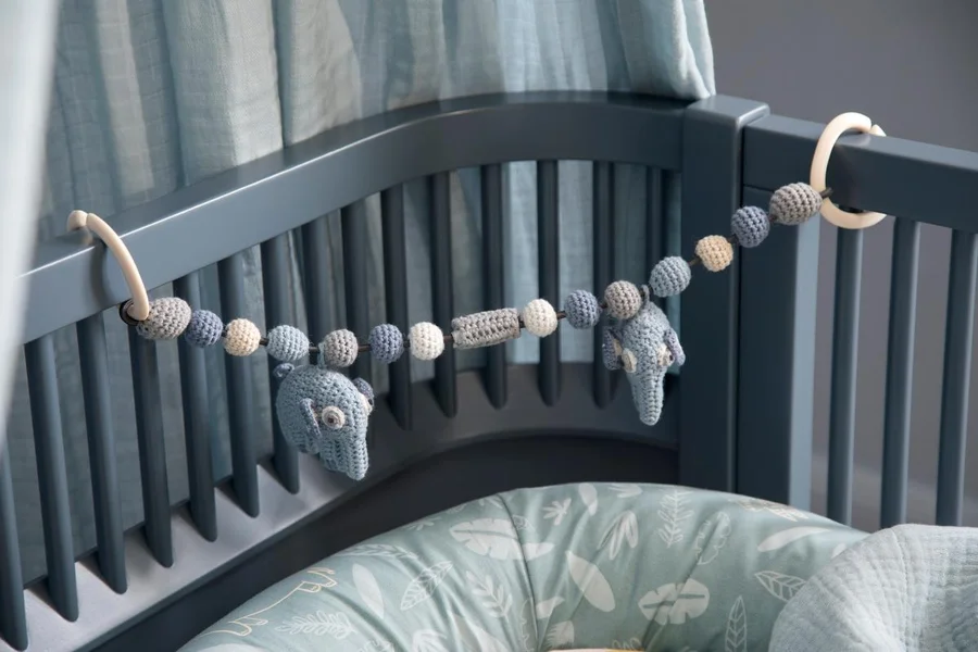 Sebra barnevognskæde m.elefanter, powder blue