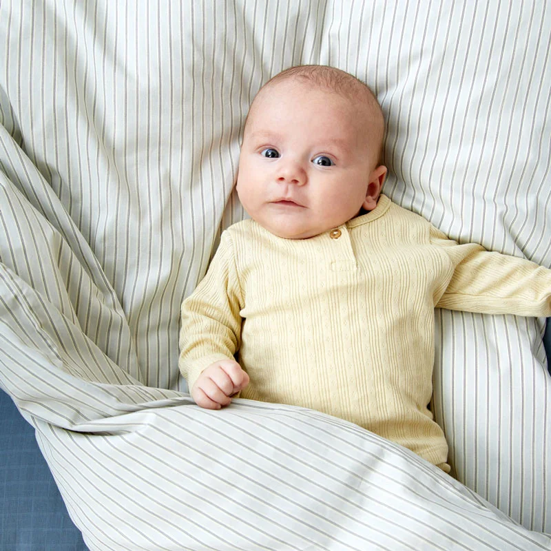 by KlipKlap baby sengetøj, Alfred stripe Moon Grey 