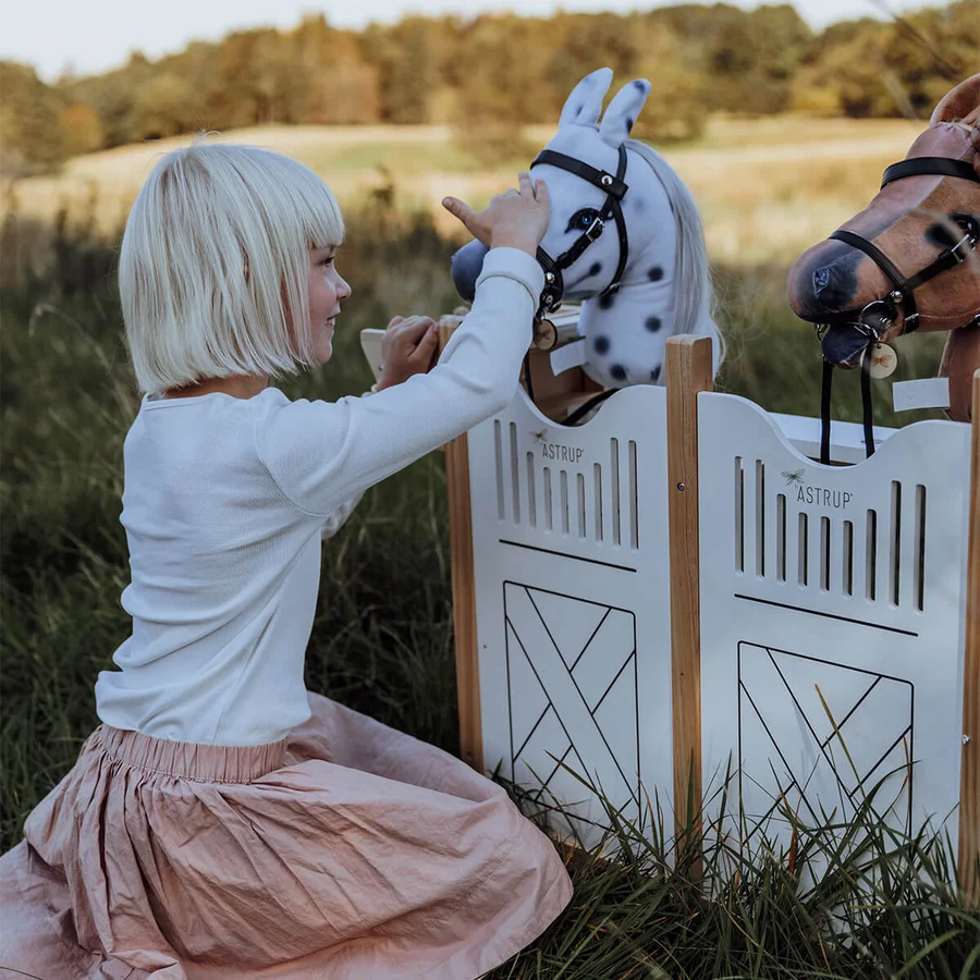 byASTRUP Pferdestall für 4 Steckenpferde