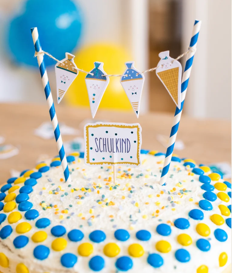  Cake Topper Schulkind mit Schultüten in weiss/blau/senf 