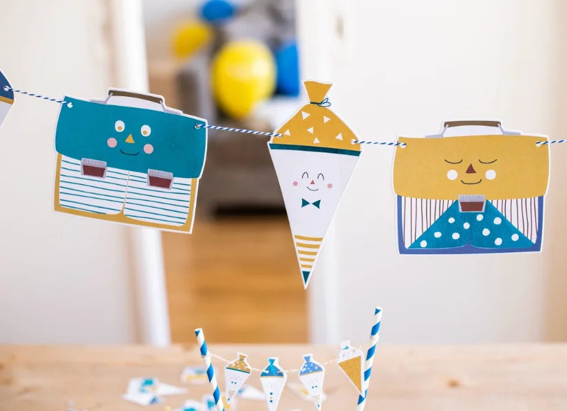 Girlande zur Einschulung, Schultüten und Schulranzen, weiss/gelb/blau