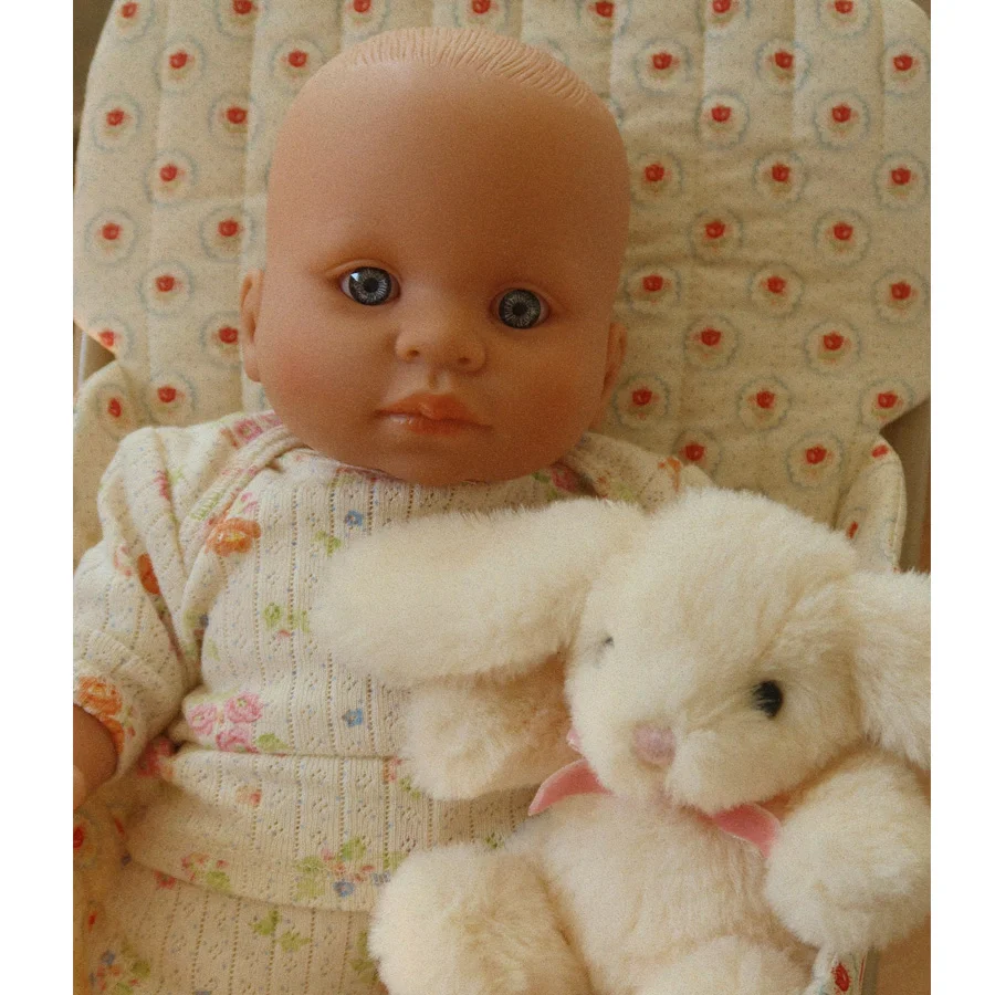 Konges Sløjd Babypuppe Nonoka mit Teddy