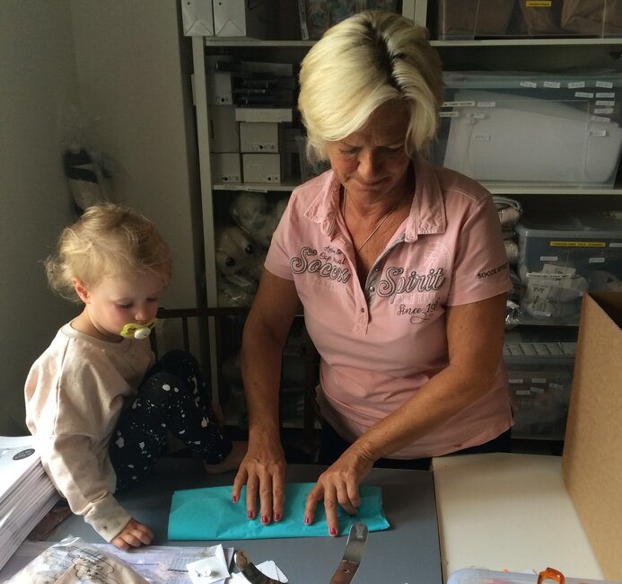 Gravid kvinde der ligger med en ammepude og sover