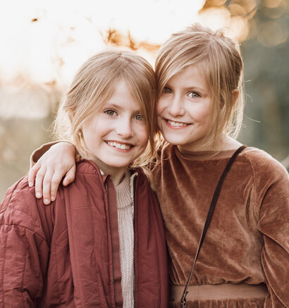 Gravid kvinde der sidder med en ammepude som støtte mens hun læser en bog