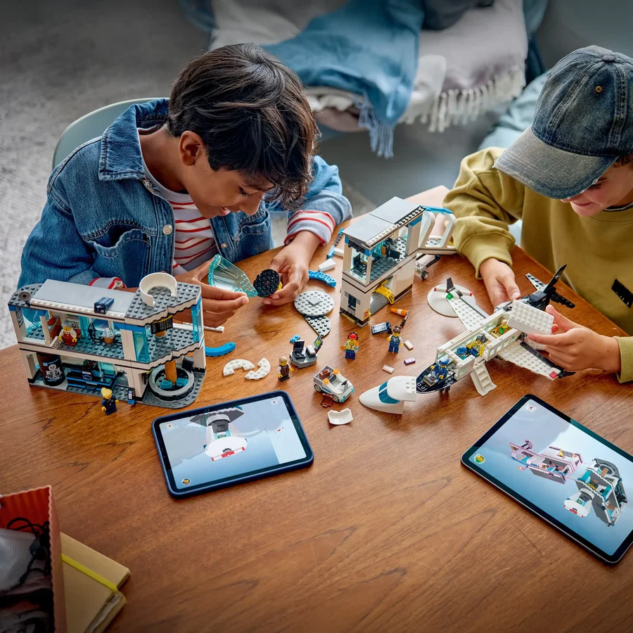 LEGO® CITY Flughafen mit Flugzeug