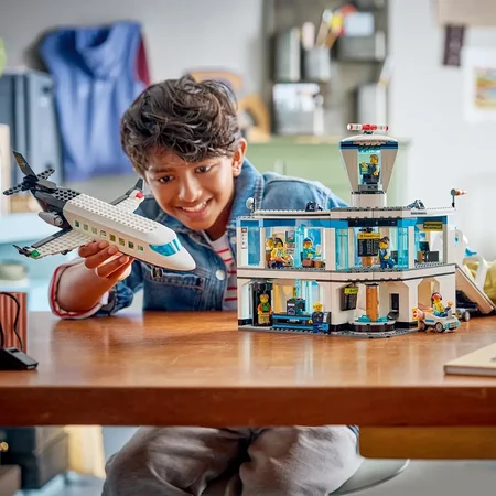 LEGO® CITY Flughafen mit Flugzeug