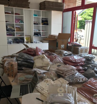 Gravid kvinde der ligger med en ammepude og sover